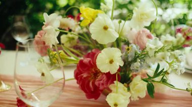 Pürüzsüz, yavaş çekim güzel dekore edilmiş uzun bir masa boyunca bir düğün resepsiyonu veya resmi bir ziyafet için hareket eder. Tabaklar, kristal bardaklar, pembe peçeteler ve...