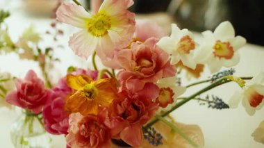 Pürüzsüz, yavaş çekim güzel dekore edilmiş uzun bir masa boyunca bir düğün resepsiyonu veya resmi bir ziyafet için hareket eder. Tabaklar, kristal bardaklar, pembe peçeteler ve...