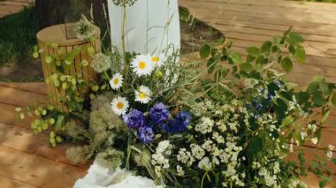 Modern stil düğün töreni süslemeleri. Yabani çiçekler. Düğün dekoru. Pastel renkler çiçek buketi. Doğal güzel düğün süslemeleri. Minimalist düğün süslemeleri. Yüksek kalite