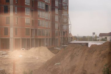 Çok katlı bir konut kompleksinin inşası: modern teknolojiler, kentsel altyapı ve emlak, mühendislik ve kentsel planlama alanlarındaki gösterimler için mimari ilerleme