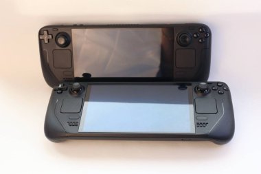 İki taşınabilir oyun aygıtı (taşınabilir konsol): teknoloji incelemeleri, bloglar ve pazarlama materyalleri için tasarım, ergonomik ve oyun teknolojileri tanıtımı