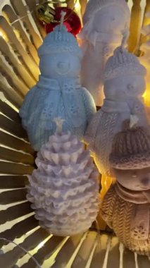 Tahta bir sepetin içinde Noel mumları mevsimlik içerikler, reklam kampanyaları, video tanıtımları, kartpostal tasarımları, bloglar ve sosyal medya için hoş bir kompozisyon..