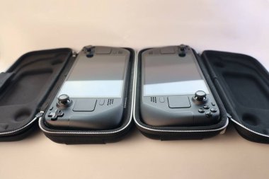 Taşınabilir oyun konsolları koruyucu durumlarda taşınabilir oyun konsolları mobil oyun, seyahat konsepti ve teknolojiden anlayan yaşam tarzı