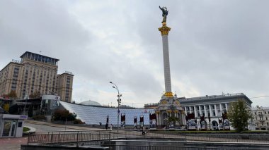 Kyiv 'in merkez meydanı, Independence Meydanı, kasvetli gökyüzüne karşı Berehynia anıtı. Politika, tarih, turizm, şehircilik, haberler ve sosyal değişim gibi konular için mükemmel bir fotoğraf, 10 / 18 / 2025
