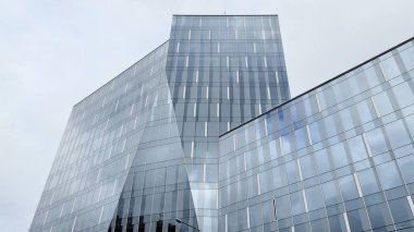 Şehir tasarımı, sunumlar, editoryal içerik ve eğitim materyalleri için mimari estetiğe sahip cam cephe ve geometrik çizgilere sahip modern bir ofis binası.