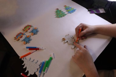 Çocukların şenlikli yaratıcılığı: Bir Noel geyiğini kış aktivitelerini, DIY projelerini, sınıf dekorasyonlarını, blogları, sunumları, sosyal medyayı ve basılı materyalleri göstermek için aksesuar fotoğraflarıyla boyamak.