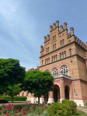 Chernivtsi Ulusal Üniversitesi 'nin binası. Neo-Bizans tarzında bir kulesi ve kemerli pencereleri var.