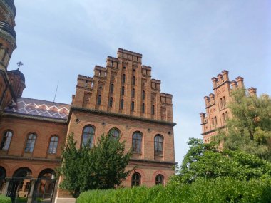 Chernivtsi Ulusal Üniversitesi 'nin binası. Neo-Bizans tarzında bir kulesi ve kemerli pencereleri var.