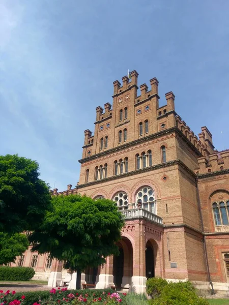 Chernivtsi Ulusal Üniversitesi 'nin binası. Neo-Bizans tarzında bir kulesi ve kemerli pencereleri var.