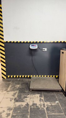 Metal platformlu endüstriyel dijital ölçek ve depo alanında uyarı işaretleri
