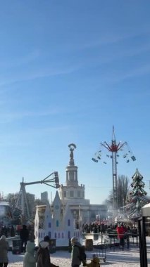 Ukrayna 'nın başkenti Kyiv' deki VDNG 'de 4 Ocak 2026' da ışıklandırmalı ve neşeli bir atmosferi olan Noel panayırı.