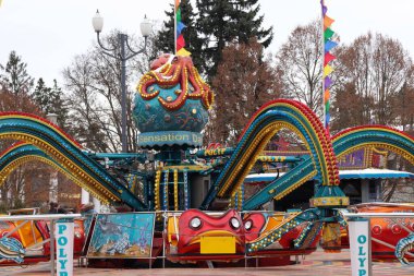 Deniz motifleri ve bayrak taşıyan parlak ahtapot tarzı bir cazibe.