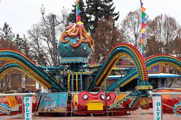 Deniz motifleri ve bayrak taşıyan parlak ahtapot tarzı bir cazibe.