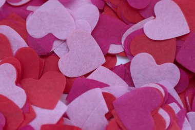 Pembe ve kırmızı kağıt kalplerin katmanları dizayn, reklam ve sevgililer günü için romantik dokulu bir arka plan.