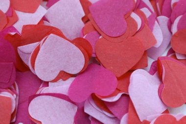 Pembe ve kırmızı kağıt kalplerin katmanları dizayn, reklam ve sevgililer günü için romantik dokulu bir arka plan.