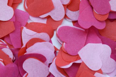 Pembe ve kırmızı kağıt kalplerin katmanları dizayn, reklam ve sevgililer günü için romantik dokulu bir arka plan.