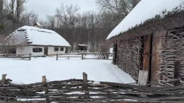 18. yüzyıl açık hava kış müzesinde sazdan çatılı ve otantik avlu süslemeleri olan antik bir Ukrayna kulübesi..