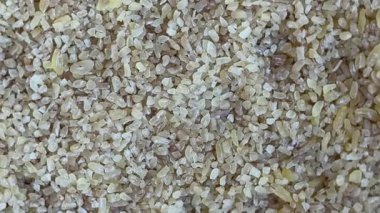 Hareket halindeki bulgur tanelerini döndürerek sağlıklı beslenme ve aşçılık kavramlarına karşı organik, tam tahıllı bir süper yiyecek oluşturuyorlar.