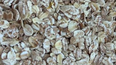 Yulaf gevreklerinin dönüşümlü görüntüsü, sağlıklı beslenme ve mutfak tasarımı zeminine karşı organik tam tahıllı bir süper yiyecek.