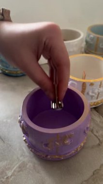 Mumlar için süslü bir alçı kalıbının içine yerleştirilen ahşap fitilin yakın plan çekimi, el yapımı lüks dekoratif mumlar.