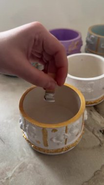 Mumlar için süslü bir alçı kalıbının içine yerleştirilen ahşap fitilin yakın plan çekimi, el yapımı lüks dekoratif mumlar.