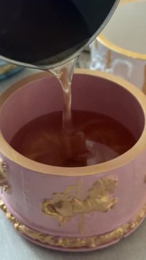 Mumlar için alçı kalıba altın balmumu dökülüyor, lüks dekoratif ve sağlıklı konseptler için el yapımı imalat sürecinin yakın çekimi.