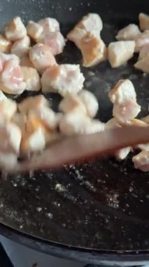 Tavada kızaran tavuk parçaları, yemek hazırlama, yemek tarifleri ve gıda ürünleriyle ilgili projelerin video görüntüleri.