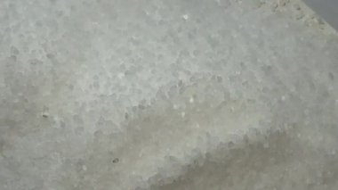 Genişletilmiş geniş tuz kristalleri dairesel hareket halinde, aşçılık, sağlık ve yaratıcı tasarım kavramları için detaylı doku videosu