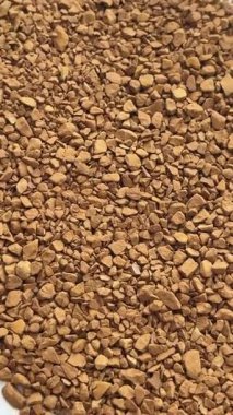 Gıda, içecek ve yaşam tarzı ürünlerini görselleştirmek için ideal, zengin kahverengi desenli çözünür kahve taneciklerinin yakın çekimi.