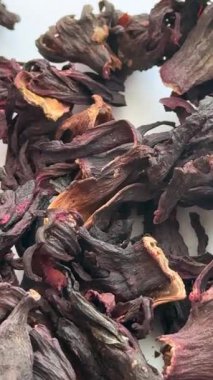 Doğal dokuya sahip koyu kırmızı amber yapraklarının yakın çekimi çay, sağlık ve mutfak ürünlerini görselleştirmek için ideal..