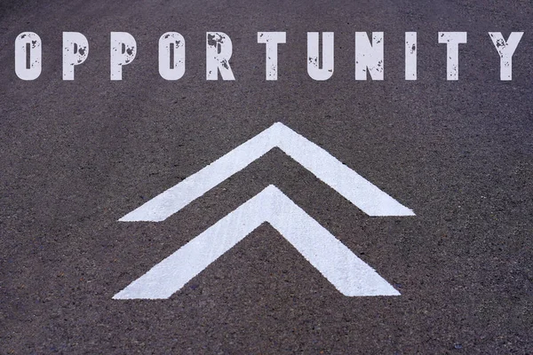 Fırsat. İş kavramları. Okların üstündeki asfalta yazılan kelime ilerleme ya da büyümeyi gösteriyor