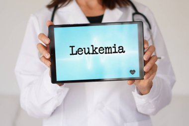 Lösemi. Tıbbi kavramlar. Dijital tablette yazılı metni olan kadın doktor.