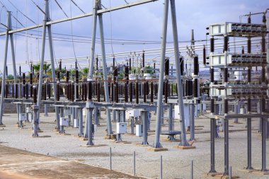 Yüksek voltajlı elektrik iletim ekipmanlarıyla elektrik santrali. Çelik inşaat kabloları, kuleleri olan enerji dağıtım tesisi..