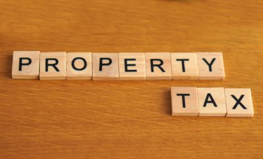 Emlak vergisi Finansal kavramlar. Tahta harflerle yazılmış kelimeler.