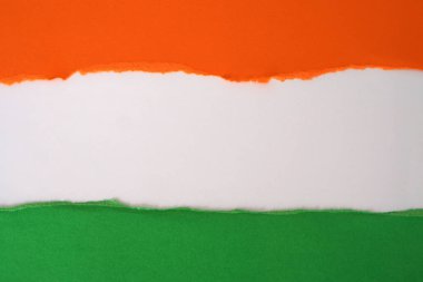 Hindistan bayrağının renklerinde yırtık kağıt desenli arkaplan: turuncu, beyaz ve yeşil