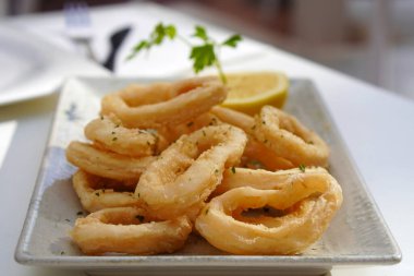 Akdeniz mutfağı, tapas ve küçük tabaklar. Üzerine maydanoz serpiştirilmiş kalamar yemeği..