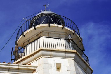 Dini imgeler. Tahta haç, çarmıha gerilmiş İsa 'nın heykeli Peniscola, İspanya' da taş bir arka plan