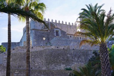 Akdeniz 'deki tatil beldeleri. İspanya, Castellon 'daki Peniscola Kalesi