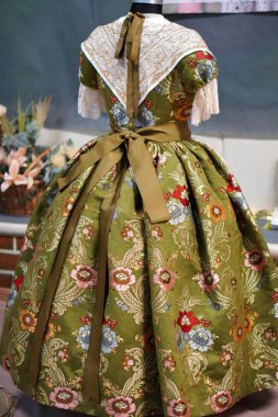 Valencia 'daki Fallas. Kurdeleli ve işlemeli geleneksel Fallera elbisesi