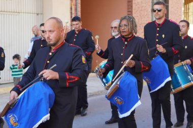 Valencia 'daki Fallas. Bir geçit töreninde bando çalıyor.