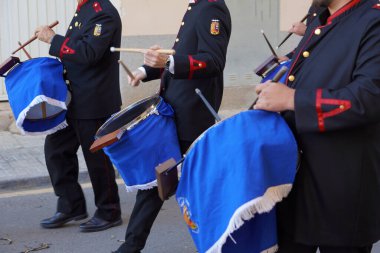 Valencia 'daki Fallas. Bir geçit töreninde bando çalıyor.