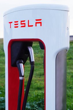 Torrent, Valencia, İspanya; 01-18-2026: Tesla elektrikli araç şarj istasyonu. Tesla süperşarj aleti