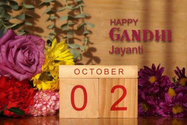 Mutlu Gandhi Jayanti 'ler. 2 Ekim. Taze çiçeklerle çevrili ahşap takvim