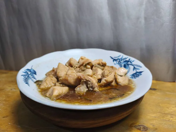 Kemiksiz ve tatlı soslu tavuk parçalarından oluşan lezzetli bir meze. Ürün fotoğrafları ve aşçılık reklamları için hazır yemek. Yakın plan. Metin uzayı. Seçici odak.