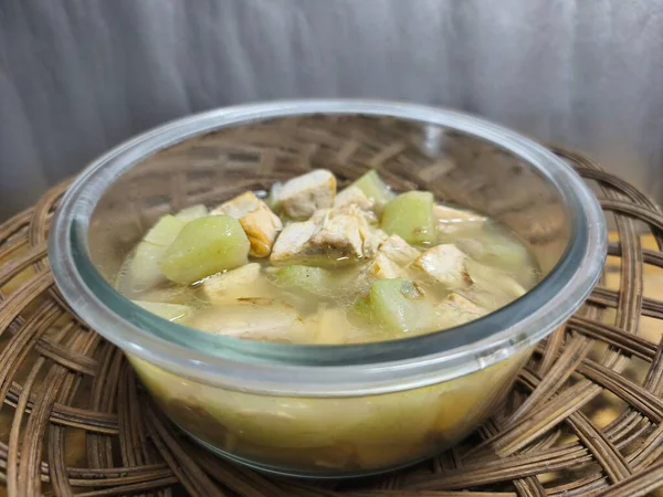 Lezzetli, lezzetli ve sıcak geleneksel bir çorba. Tarifler, makaleler, kataloglar ya da diğer ticari amaçlar için ideal. Yakın plan. Uzayı kopyala Seçici odak.