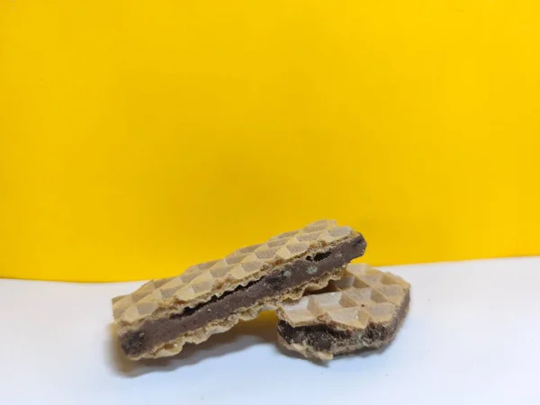 Çekici şekilli çikolata kaplı gofret atıştırmalıkları. Mutfak ürünleri fotoğrafları ve reklamları için hazır bir yemek. Yakın plan. Uzayı kopyala Seçici odak.