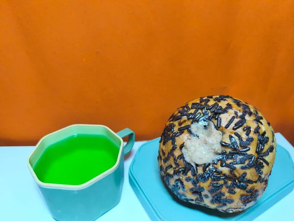 Bir bardak taze yeşil çayla tatlı süt ekmeği, misafirleri ağırlamak için servis. Ürünler, reklamlar ve aşçılık blogları için gıda fotoğrafçılığı kavramları. Yakın plan. Metin uzayı. Seçici odak.