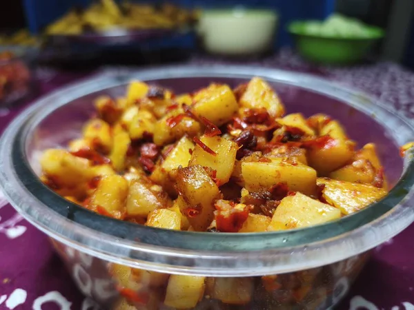 Baharatlı ve lezzetli patates sambal pilav için harika bir meze. Mutfak, ürün, konukseverlik ya da reklam fotoğrafçılığı için mükemmel. Yakın plan. Uzayı kopyala Seçici odak.