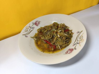 Tabakta kızarmış ceylan eti çok lezzetlidir. Ürün, reklam ve mutfak blogu için gıda fotoğrafçılığı konsepti. Yakın plan. Seçici odaklanma. Boşluğu kopyala.