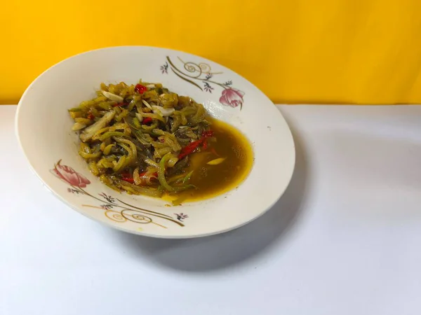 Baharatlı soslu sotelenmiş chayote ve dilimlenmiş kırmızı biber lezzetli bir baharat sağlar. Bu lezzetli, sağlıklı ve taze yemek bir garnitür olarak mükemmel. Yakın plan. Seçici odak.